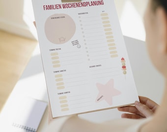 Może przedstawiać: Biały, drukowany planer z tytułem "Familien Wochenendplanung" w kolorze czerwonym. Planer zawiera sekcje: "Gemeinsames Essen", "Termine Freitag", "Termine Samstag", "Termine Sonntag", "Aussergewohnliches", "Besondere Snacks" i "Highlights".