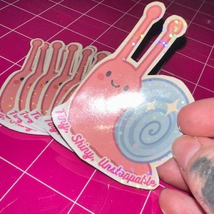 Petit autocollant escargot brillant imparable - Sticker holographique en vinyle pour ordinateur portable, journal, bouteille d'eau - Cadeau animal motivant Kawaii