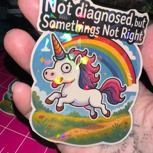 Neurodivergente vinylsticker – niet gediagnosticeerd, maar er klopt iets niet – bewustzijn van geestelijke gezondheid, ADHD-humor, laptopsticker