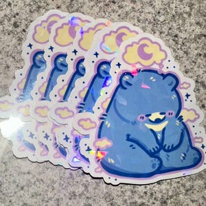 Pegatina de vinilo de oso azul de ensueño – Pegatina holográfica de oso resistente a la intemperie de 7,6 cm – Adorable estética animal celestial – Regalo pastel