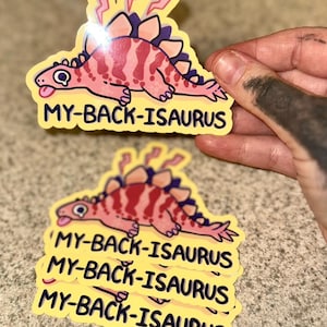 Autocollant en vinyle My-Back-Isaurus – Autocollant humoristique Dino Pain | 4 po. Fini mat | Cadeau dinosaure pour les cuillères et les humeurs du millénaire fatiguées