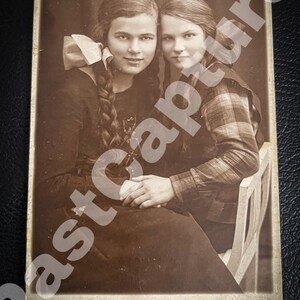 Lettische Postkarte vor dem Zweiten Weltkrieg, antike weibliche Porträt, Schwesternschaft, Vorkriegsfoto, junge Mädchen, Freundschaftsfoto, professionelle Fotografie, RPPC