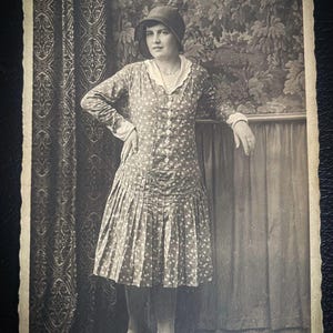 Cuadro antiguo, mujer con sombrero, carta escrita a lápiz, carta de amor, carta a un amigo, RPPC auténtico, vestido de estilo antiguo, moda de preguerra