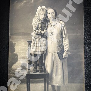 Letonia de antes de la guerra, fotografía profesional, fotografía antigua en blanco y negro, Europa de la década de 1920, retrato de madre e hijo, carta, postal, RPPC
