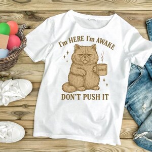 Lustiges Katzenzitat – Mürrische Kaffeekatzen-Zitat – Ich bin hier, ich bin wach, drück es nicht – Sublimationsdatei für Tassen, T-Shirts, Aufkleber – 300 DPI