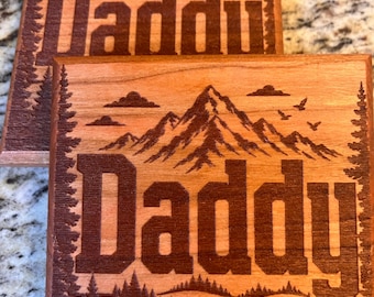 Paquete de 2 posavasos para whisky con la frase "Daddy Whiskey", posavasos, posavasos para bebidas, paquete de 2 hechos a mano con la frase "Mountain Dad", Día del Padre.