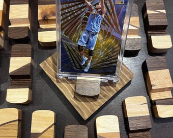 Soporte de exhibición de madera hecho a mano para tarjetas deportivas y Pokémon / Portatarjetas PSA y calificadas / Regalo para coleccionistas de tarjetas coleccionables / Exhibidor de madera dura