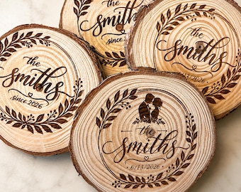 Paquete de 10 placas de madera grabadas con nombres, tarjetas de lugar para mesas de boda, personalizables con nombre, fecha y diseño. Hechas a mano.