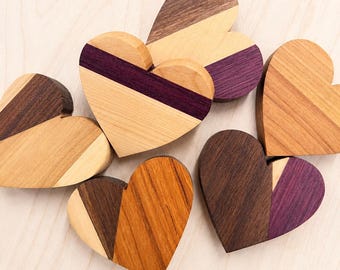 6 mini corazones de madera hechos a mano – Corazones rústicos de madera de 5 cm – Corazones de bolsillo – Regalo de San Valentín – Recuerdos de boda – Decoración de madera hecha a mano