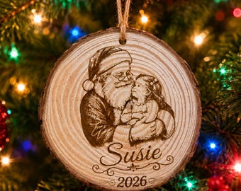Recuerdo navideño, adorno de madera, decoración navideña grabada a medida, adorno navideño, personalízalo con el nombre y la fecha del niño.
