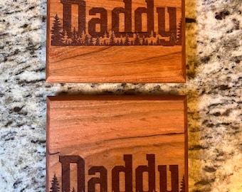 Paquete de 2 posavasos para whisky con la frase "Daddy Whiskey", posavasos, posavasos para bebidas, paquete de 2 hechos a mano con la frase "Mountain Dad", Día del Padre.