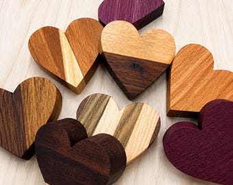 8 mini corazones de madera hechos a mano – Corazones rústicos de madera de 2,5 cm – Corazones de bolsillo – Regalo de San Valentín – Recuerdos de boda – Decoración de madera hecha a mano