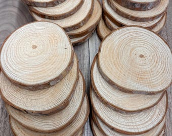 Paquete de 20 posavasos rústicos de madera, placas de identificación y tarjetas de lugar para mesa de boda, hechos a mano, con agujero en la parte superior.
