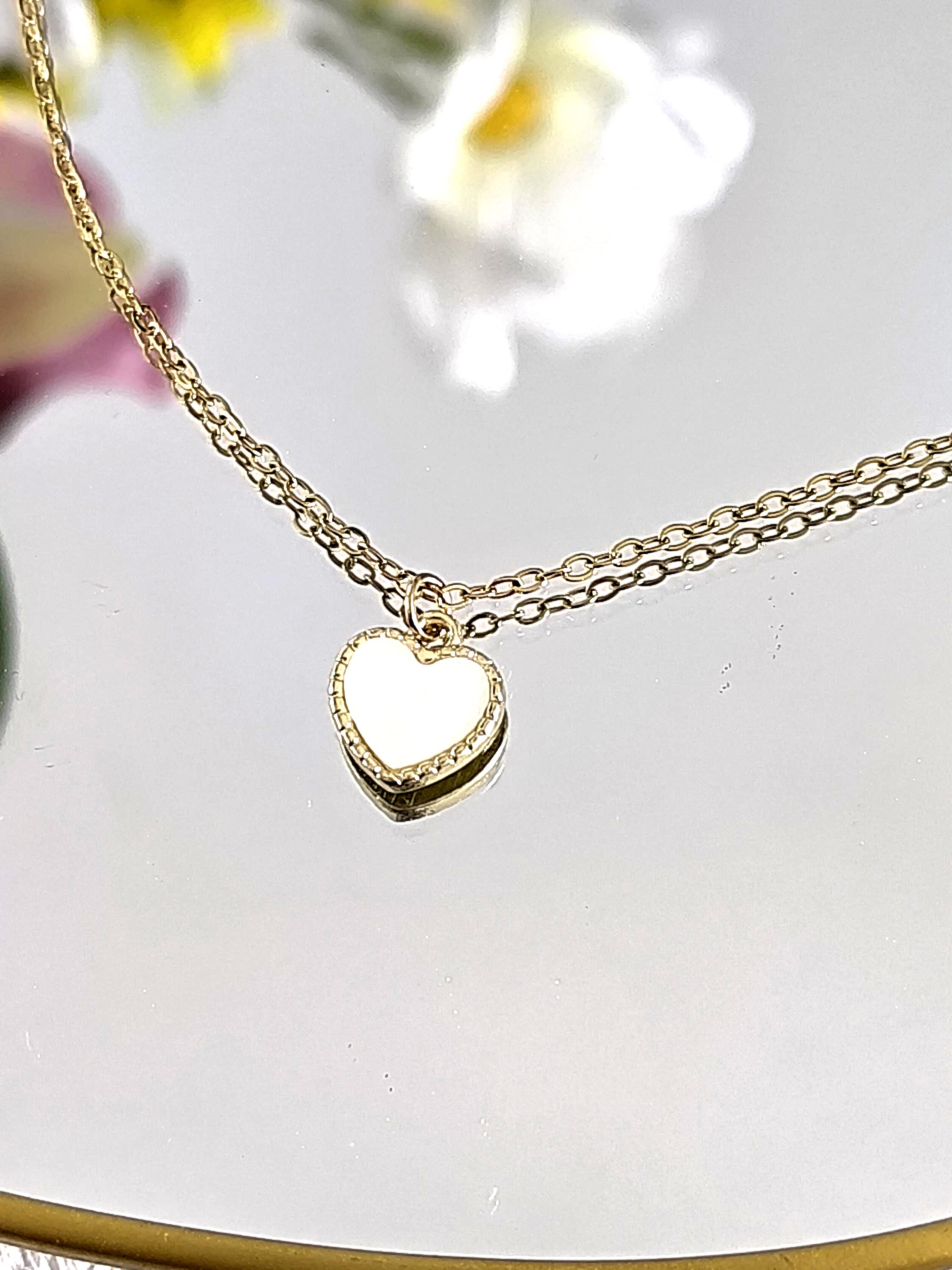 Collana Donna In Titanio Placcato Oro Con Ciondolo Cuore &ndash; Lunghezza 16-18 Pollici &ndash; DAINTY