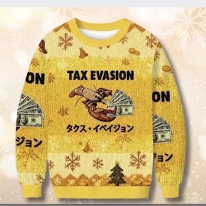 Puede incluir: Jersey navideño amarillo con las palabras "TAX EVASION" y texto japonés. El jersey presenta una langosta sosteniendo dinero, copos de nieve y un diseño de árbol de Navidad.