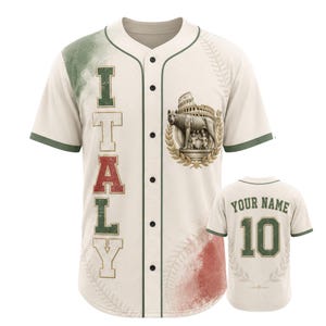 Könnte beinhalten: Ein cremefarbenes Baseballtrikot mit grünen Rändern, das das Wort ITALY vertikal in Blockbuchstaben zeigt, eine Grafik der Kapitolinischen Wölfin mit dem Kolosseum sowie ein Rückendesign mit dem Text YOUR NAME über der Nummer 10 in Grün.