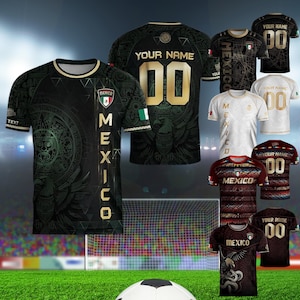 Op de afbeelding: Een verzameling Mexico voetbalshirts in diverse ontwerpen. De shirts tonen het woord "MEXICO", de Mexicaanse vlag en op de Azteken geïnspireerde patronen. Sommige shirts hebben de tekst "YOUR NAME" en het nummer "00" op de achterkant.