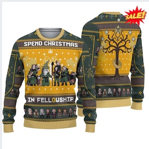 Könnte beinhalten: Ein festlicher Weihnachtspullover mit gelbem und grünem Design. Die Vorderseite zeigt eine Gruppe von Charakteren und den Text "SPEND CHRISTMAS IN FELLOWSHIP". Die Rückseite zeigt ein Baum- und Ringdesign. Die Ärmel haben sich wiederholende Muster.