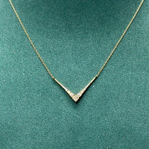 Delicado collar con colgante de diamantes en forma de V / Diamante de 0,33 ct engastado en oro amarillo (H-I, SI) / Elegante joya para uso diario / Engaste pavé