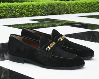 Schwarze Wildleder Loafers: Goldene Kettenschnalle, Slip-On Lederkleid Schuhe