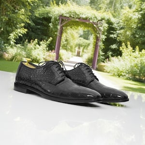 Zapatos Derby negros con estampado de cocodrilo para hombre. Zapatos de vestir negros. Zapatos formales para hombre.