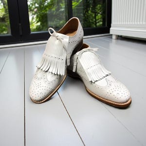 Stijlvolle witte leren franjeschoenen voor heren brogueschoenen met vleugeltip, witte designer geklede herenschoenen