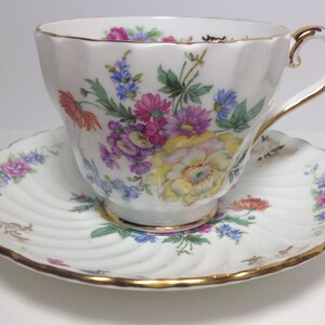 Lovely Aynsley tea cup and saucer, white swirled pattern with flower bouquet, 26, England, Bone China