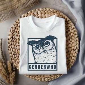 Camiseta del orgullo no binario Camiseta Genderwho Camiseta del búho Camiseta del orgullo Genderqueer Idea de regalo Enby Camiseta con juego de palabras Enby Camiseta de identidad de género Camiseta divertida del búho