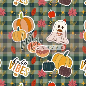 Op de afbeelding: Een herhalend patroon met pompoenen, kalebassen, donuts, appels, herfstbladeren en spookkarakters met koffiekopjes. De woorden "Fall Vibes" zijn ook in het ontwerp opgenomen. De achtergrond is een groen en blauw geruit patroon.