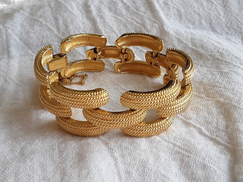 Cocktail Chunky Statement Piece Vintage Signed MONET Wide Curb Chain Textured Gold Toned Bracelet \u2013 Marked \u2013 Includes Safety Chain