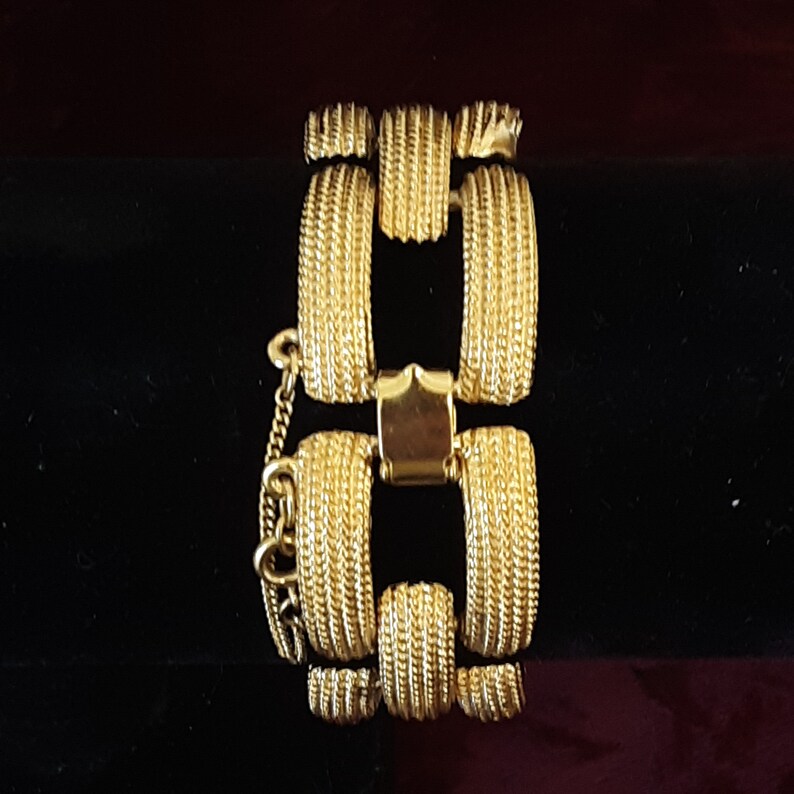 Cocktail Chunky Statement Piece Vintage Signed MONET Wide Curb Chain Textured Gold Toned Bracelet \u2013 Marked \u2013 Includes Safety Chain
