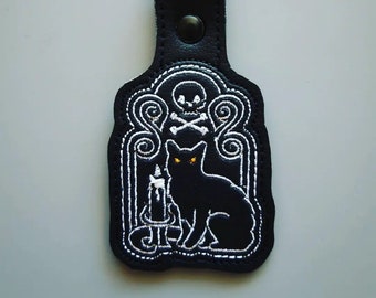 Embroidered vinyl keychain - Witches Black Cat
