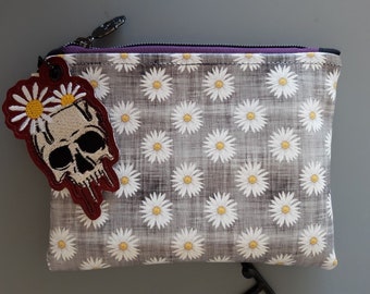 Skull with daisies zipper bag with keychain