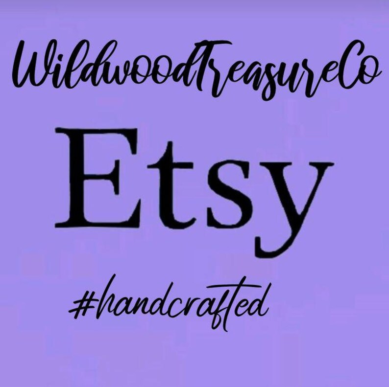 Peut inclure: Fond lilas avec l'inscription "WildwoodTreasureCo" en &eacute;criture noire au-dessus du mot "Etsy" en lettres noires grasses. En dessous, le hashtag "#handcrafted" est &eacute;crit en script noir.