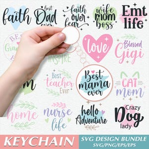 Könnte beinhalten: Eine Sammlung von Schlüsselanhängern mit verschiedenen Phrasen und Designs, darunter "faith", "Dad", "Best Mama Ever" und "Crazy Dog Lady". Die Schlüsselanhänger sind in verschiedenen Farben und Schriftarten gehalten. Das Wort "KEYCHAIN" steht unten.