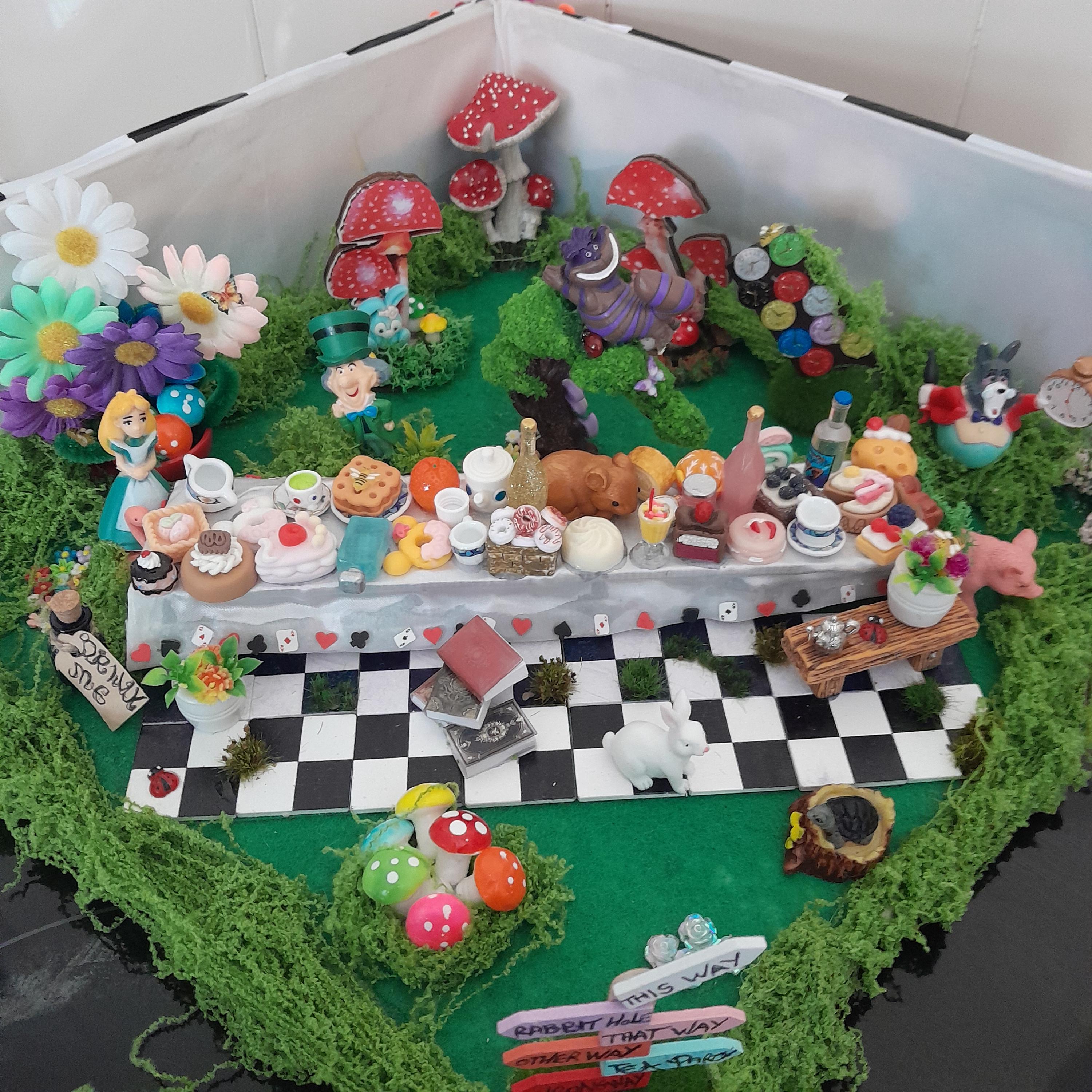 THE MAD HATTERS Tea Party Alice in Wonderland Centrepiece Collectible ...