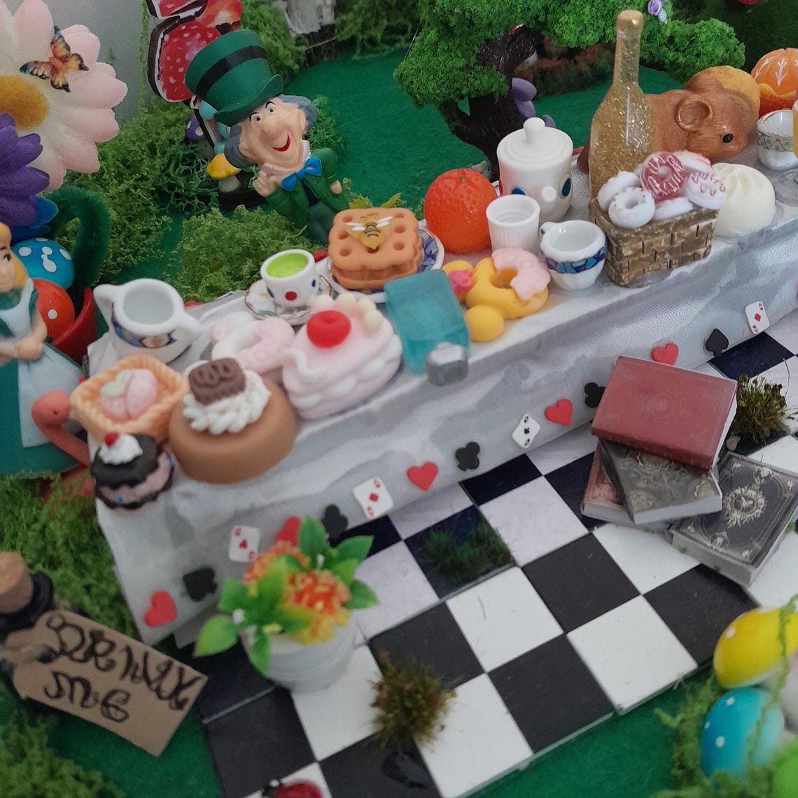 THE MAD HATTERS Tea Party Alice in Wonderland Centrepiece Collectible ...