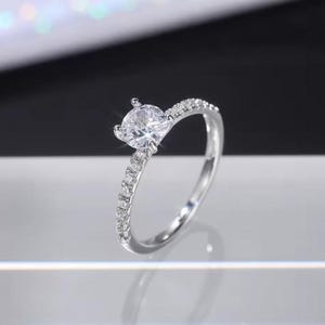 LUNIVEO Classic 4-Prong Round Zirconia Damska Obrączka Zaręczynowa i Ślubna – Dostępne 3 Kolory – Elegancka Biżuteria Ślubna – Oferta Specjalna