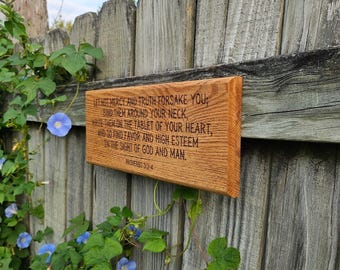 Placa bíblica grabada - Que la misericordia y la verdad no te abandonen - Decoración de pared cristiana de madera de roble