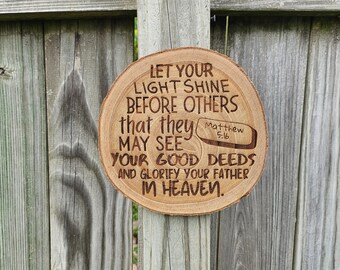 Rodaja de madera grabada - Mateo 5:16 - Arte bíblico, decoración cristiana