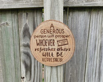 Arte bíblico grabado en madera: "Una persona generosa". Decoración cristiana para el hogar.