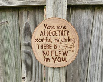 Arte en rodajas de madera grabadas – Decoración con versículo bíblico del Cantar de los Cantares 4:7