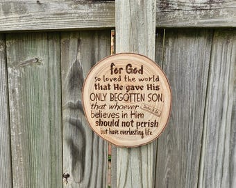 Rodaja de madera grabada - Escritura de Juan 3:16 Decoración cristiana para pared