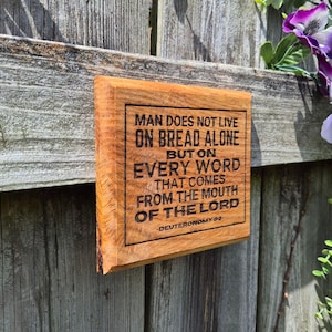 Op de afbeelding: Een set van drie keramische mokken met een gespikkelde, matte afwerking. De mokken zijn in crème, lichtgrijs en donkergrijs. Elke mok heeft een eenvoudig, minimalistisch ontwerp en een afgeronde handgreep. Voor koffie, thee of andere dranken.