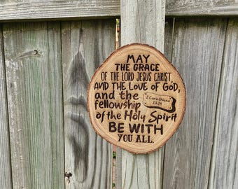 Arte bíblico grabado en una rodaja de madera - 2 Corintios 13:14