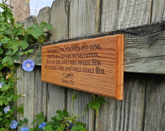 Placa bíblica grabada - Mi fuerza y mi cántico - Decoración de pared cristiana de madera de roble