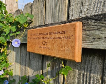 Placa bíblica grabada - Proclama este mensaje - Decoración de pared cristiana de madera noble
