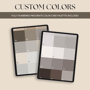 K&ouml;nnte beinhalten: Zwei digitale Tablets mit nummerierten Farbpaletten in Grau-, Beige- und Braunt&ouml;nen. Der Text "CUSTOM COLORS" steht oben, darunter "FULLY NUMBERED PROCREATE COLOR CARD PALETTES INCLUDED". Das Procreate App-Logo befindet sich oben rechts.