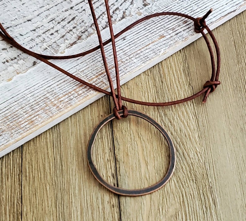 Lange Boho lederen koperen cirkel ketting, Boho Vintage koperen cirkel hanger op leer, verstelbaar afbeelding 4