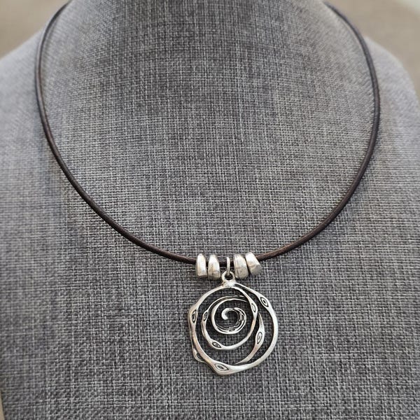 Collana boho in pelle nera e argento: ciondolo a spirale fluttuante in argento opaco